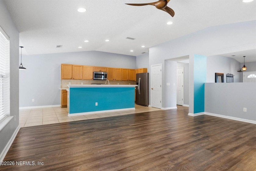 PRICE REDUCED!! Move right into this beautifully maintained - photo 16