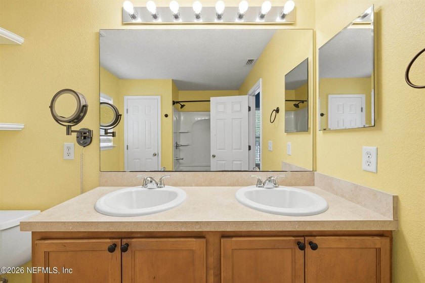 PRICE REDUCED!! Move right into this beautifully maintained - photo 33