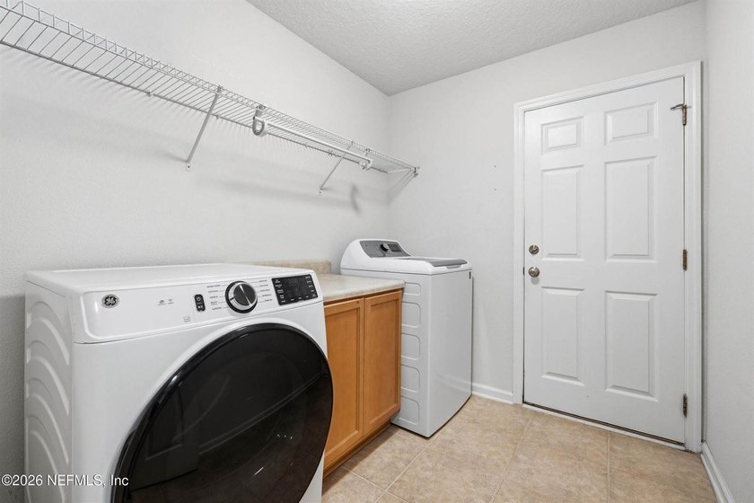 PRICE REDUCED!! Move right into this beautifully maintained - photo 35
