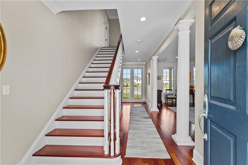 This lovely Royal Cottage sits on Sunset Lake with 3 beds and 3 - photo 4