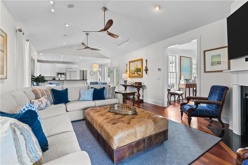 This lovely Royal Cottage sits on Sunset Lake with 3 beds and 3 - photo 8