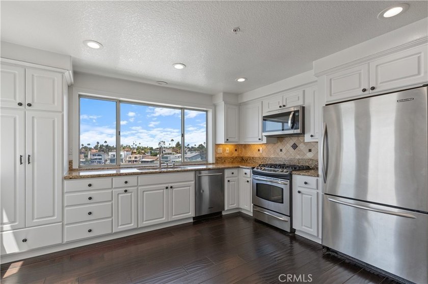 Welcome to luxury coastal living in the prestigious Bay Club - photo 17