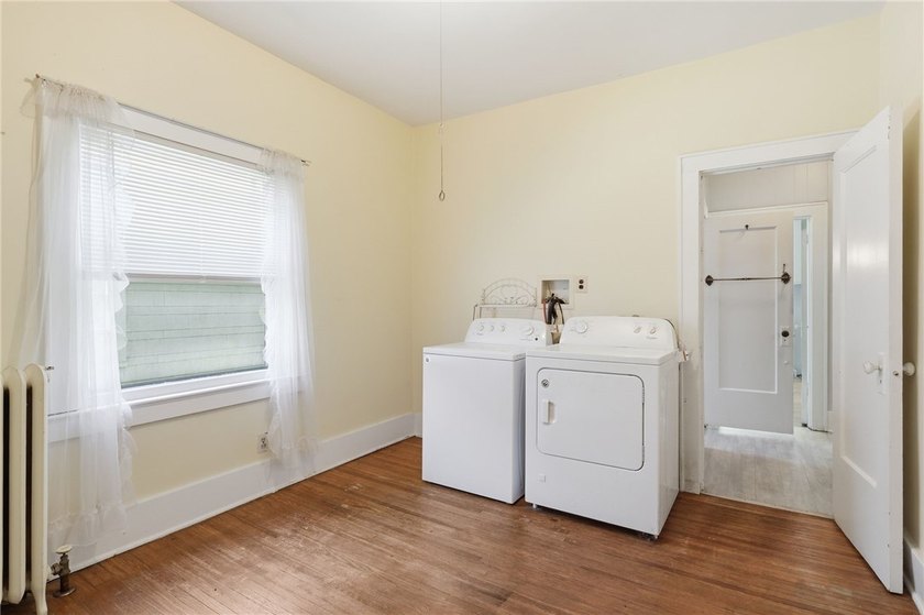 Welcome to this spacious 4-bedroom, 1-bath home offering 2,202 - photo 21