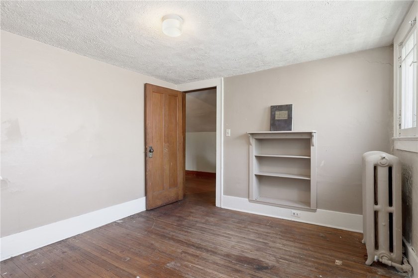 Welcome to this spacious 4-bedroom, 1-bath home offering 2,202 - photo 23