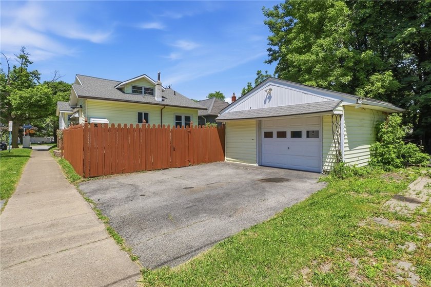 Welcome to this spacious 4-bedroom, 1-bath home offering 2,202 - photo 33