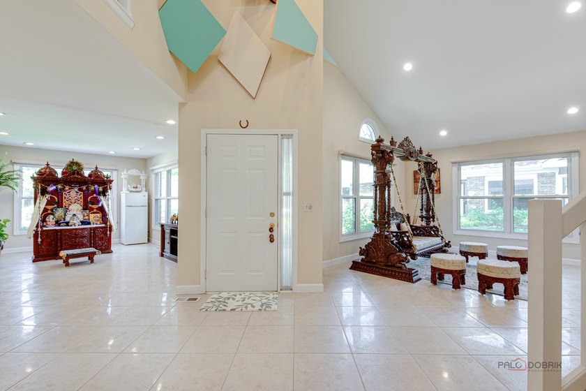 Welcome to this stunning golf course property offering an open - photo 3