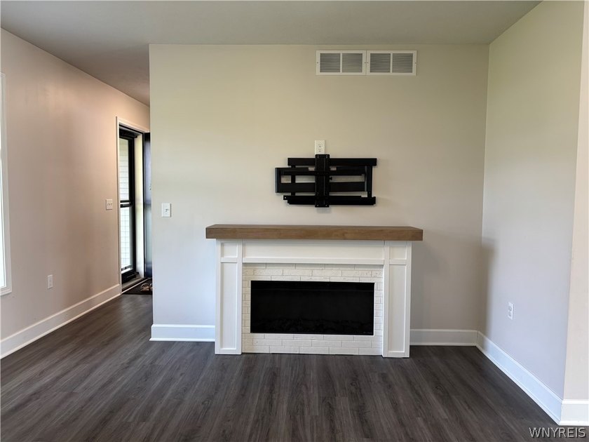 Beautifully maintained 2023 Colonial in the desirable Brooklea - photo 2