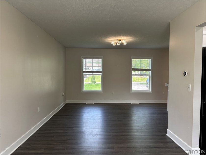 Beautifully maintained 2023 Colonial in the desirable Brooklea - photo 3