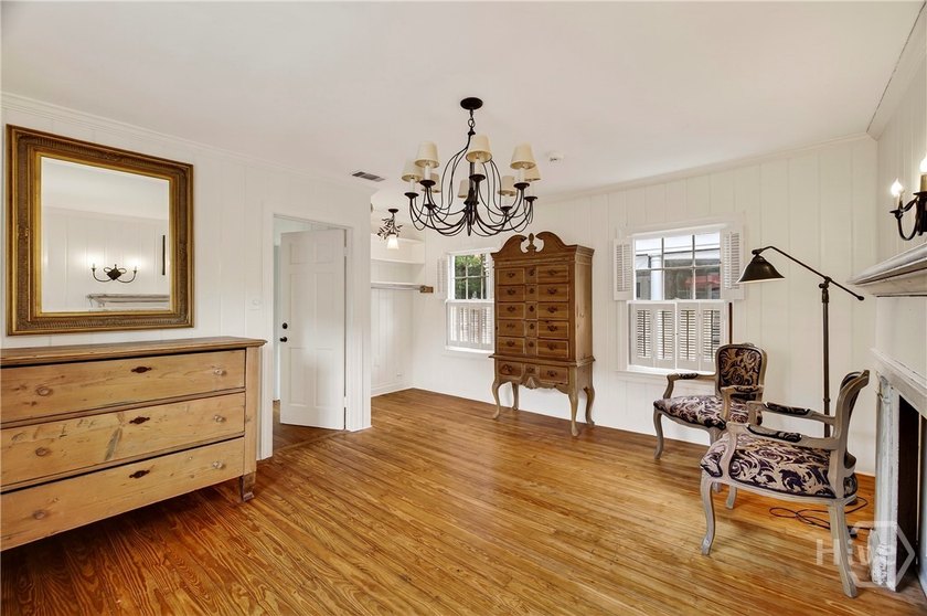 Circa 1856, this distinguished European-style residence stands - photo 44