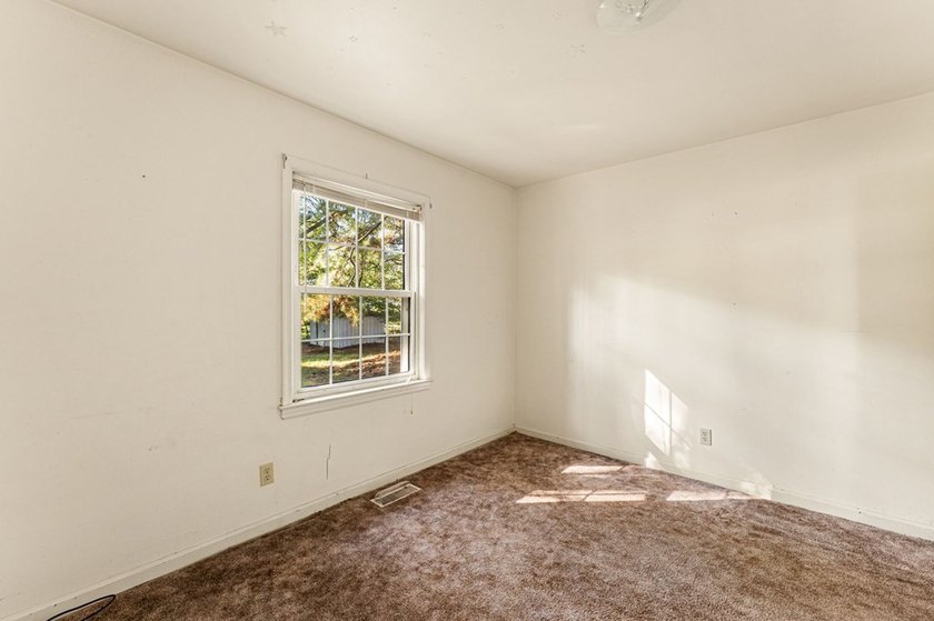 Water Access/Water View Brick Rancher in the well- established - photo 11