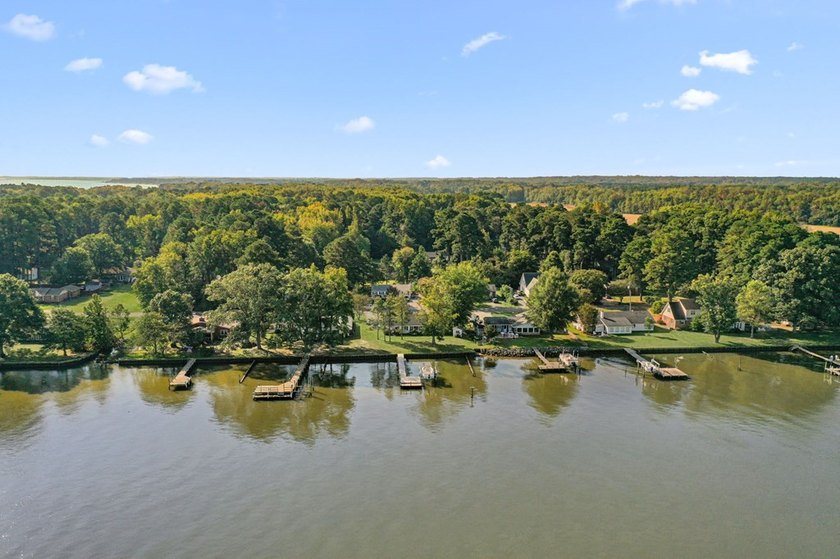 Water Access/Water View Brick Rancher in the well- established - photo 20