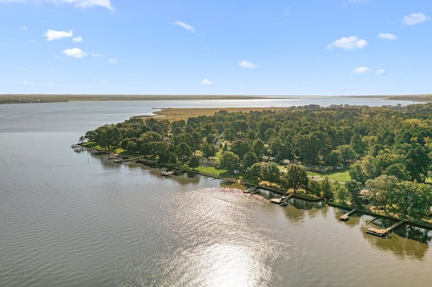 Water Access/Water View Brick Rancher in the well- established - photo 21