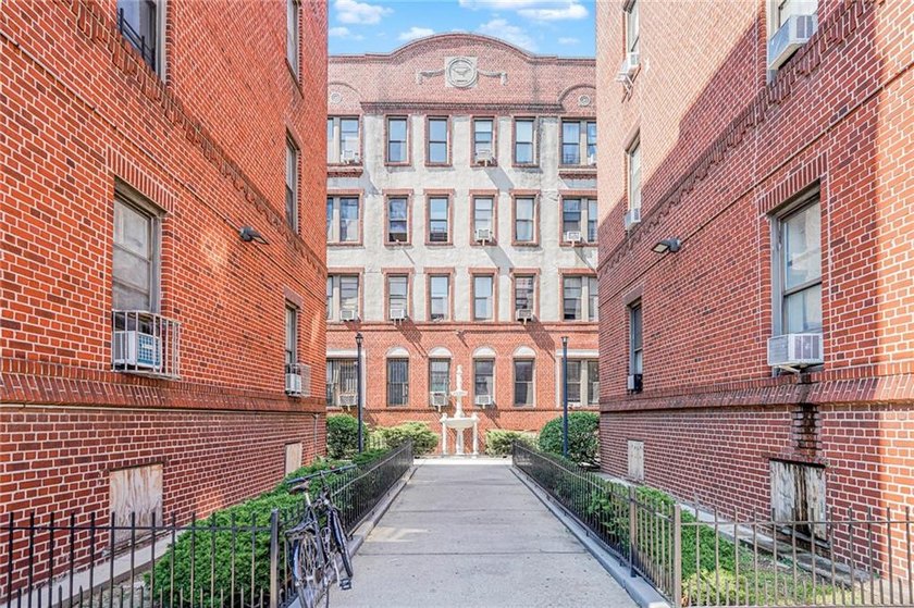 Bright and newly renovated 1-bedroom, 1-bath co-op in - photo 2