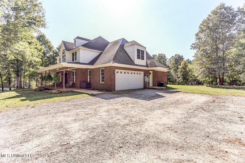 Live in Your Second Favorite Resort Vacation: Serene 5-Bedroom - photo 3