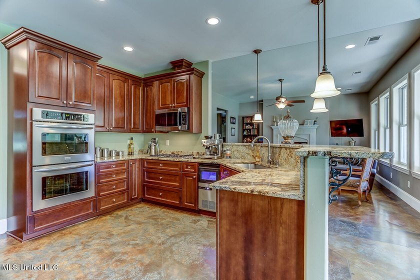 Live in Your Second Favorite Resort Vacation: Serene 5-Bedroom - photo 10
