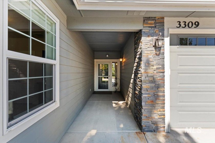 Beautifully designed with timeless Mid-Century Modern style - photo 4
