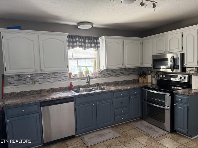 Welcome home to this beautiful traditional two-story residence - photo 15