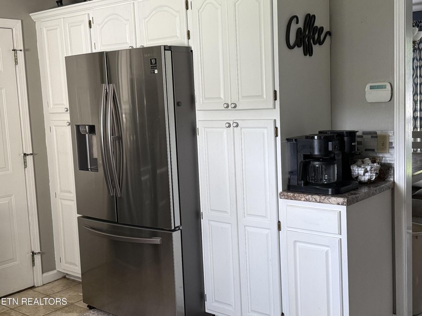 Welcome home to this beautiful traditional two-story residence - photo 17