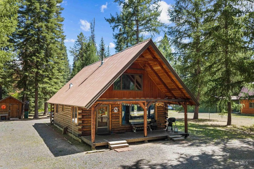 Cozy rustic log cabin in beautiful Donnelly,Idaho! This cabin is - photo 2