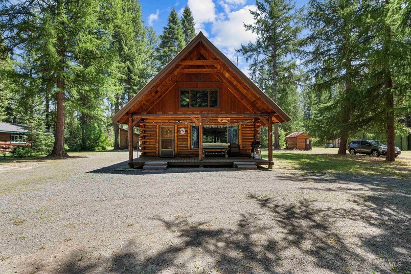 Cozy rustic log cabin in beautiful Donnelly,Idaho! This cabin is - photo 4