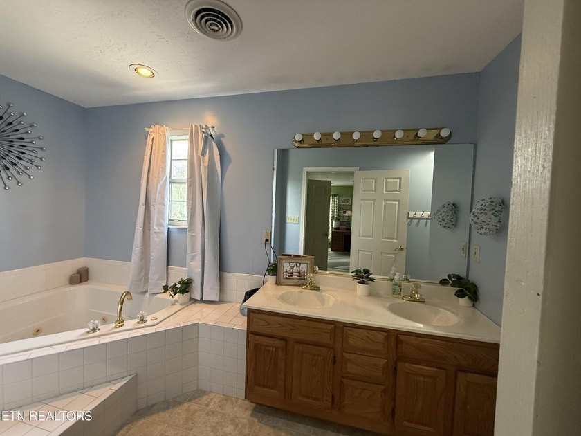 Welcome home to this beautiful traditional two-story residence - photo 29