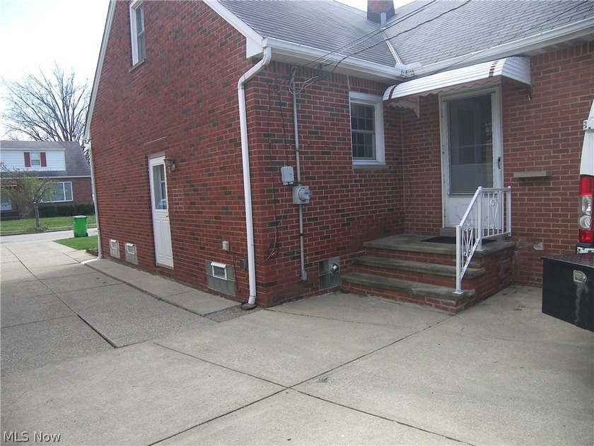 Here is a custom built 1965 1 owner brick bungalow awaiting its - photo 3