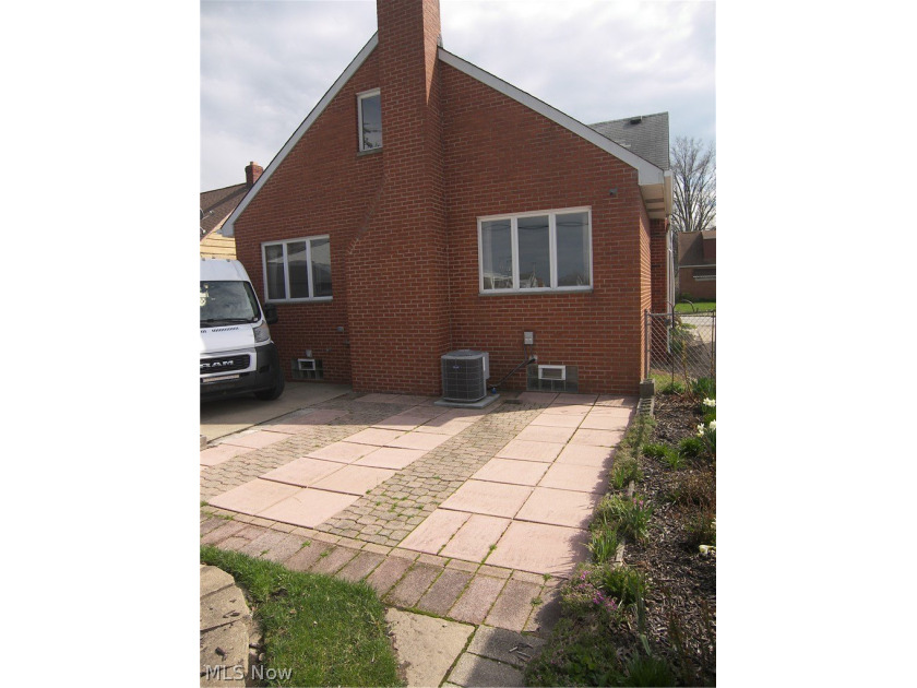 Here is a custom built 1965 1 owner brick bungalow awaiting its - photo 4