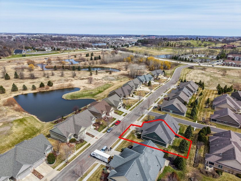 Welcome to this stunning 3-bedroom, 3-bathroom slab-on-grade - photo 12