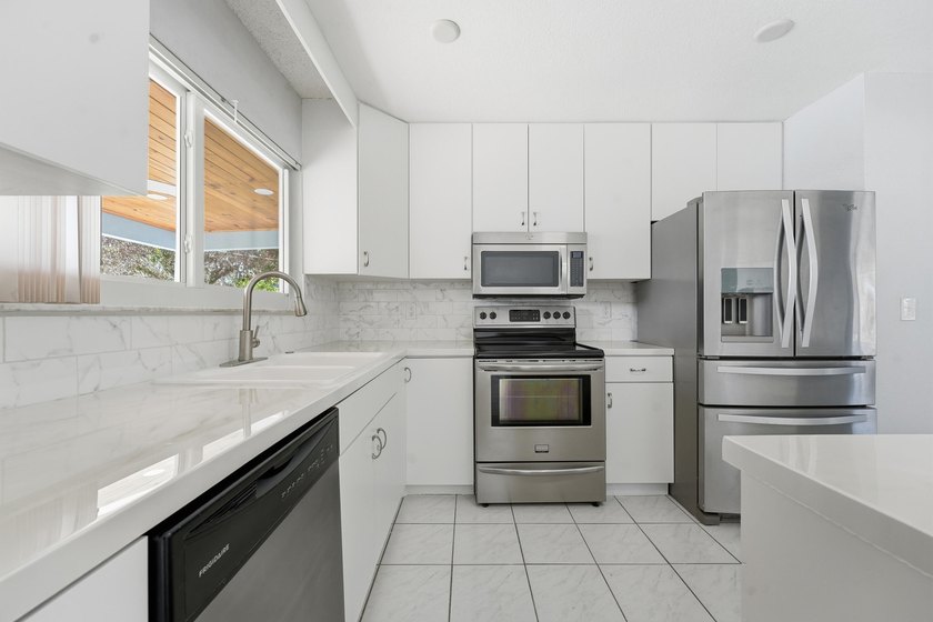 Beautifully updated 3 bedroom, 2 bath pool home in a desirable - photo 15