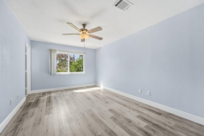 Beautifully updated 3 bedroom, 2 bath pool home in a desirable - photo 16