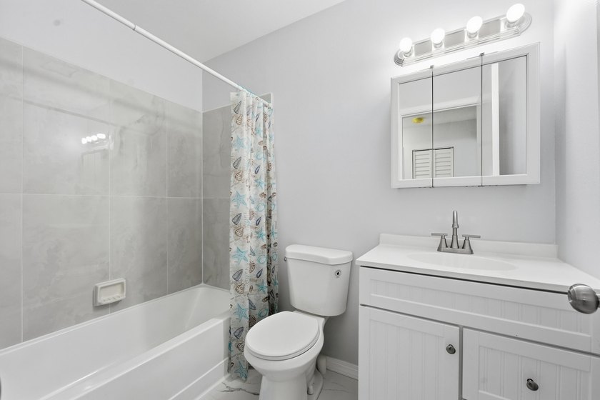 Beautifully updated 3 bedroom, 2 bath pool home in a desirable - photo 23