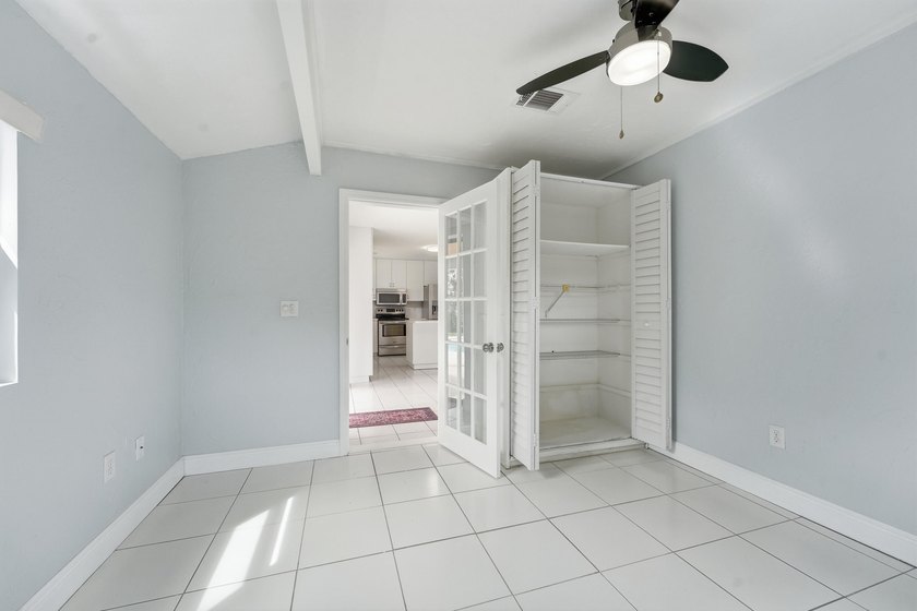 Beautifully updated 3 bedroom, 2 bath pool home in a desirable - photo 25