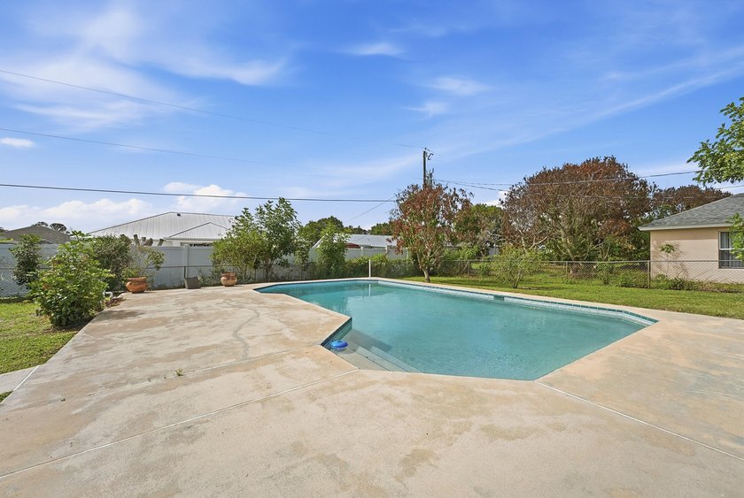 Beautifully updated 3 bedroom, 2 bath pool home in a desirable - photo 30