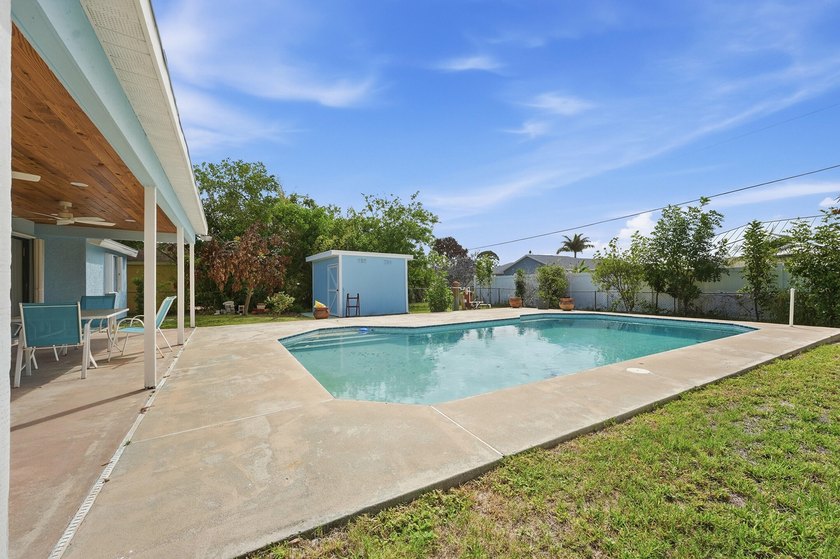 Beautifully updated 3 bedroom, 2 bath pool home in a desirable - photo 31