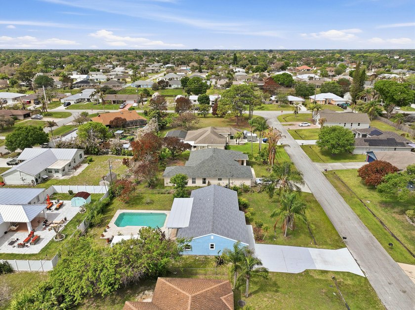 Beautifully updated 3 bedroom, 2 bath pool home in a desirable - photo 45