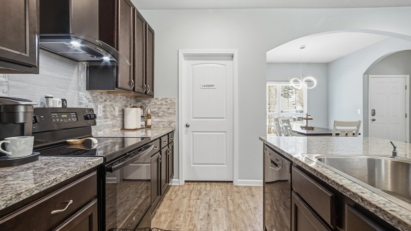 When location is everything! This 3-bed, 2-bath cottage nestled - photo 6