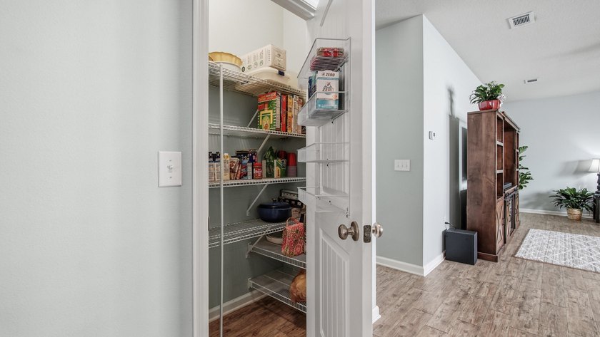 When location is everything! This 3-bed, 2-bath cottage nestled - photo 8
