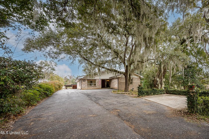 DOWNTOWN OCEAN SPRINGS home with all of the charm and character - photo 11