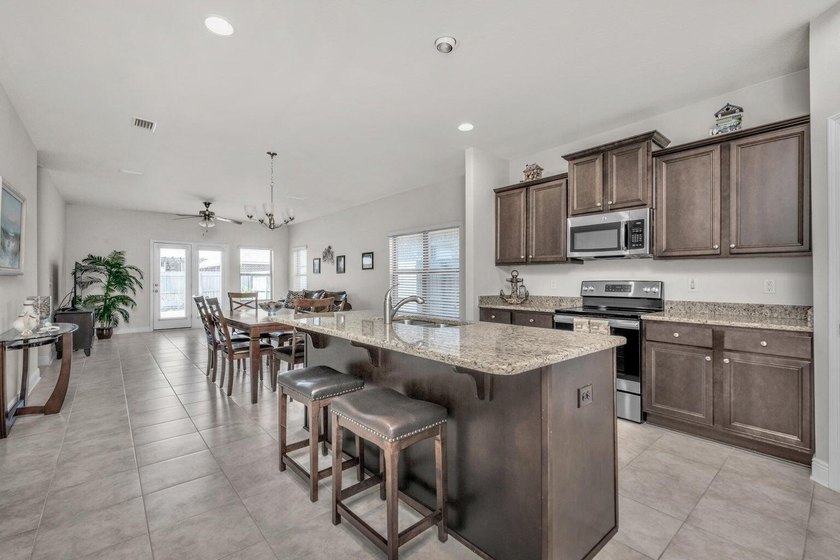 Immaculate, well maintained stunning 5-Bedroom, 2.5 Bath Home - photo 4