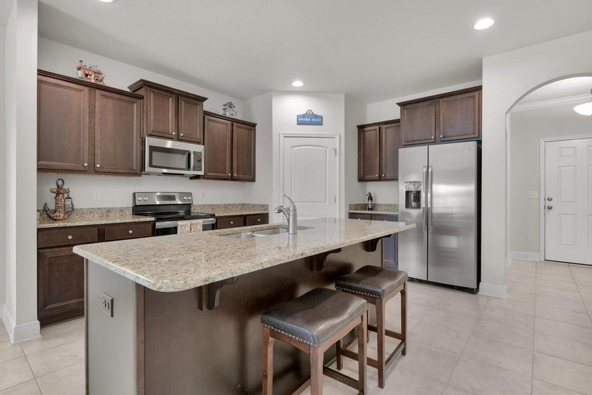 Immaculate, well maintained stunning 5-Bedroom, 2.5 Bath Home - photo 9