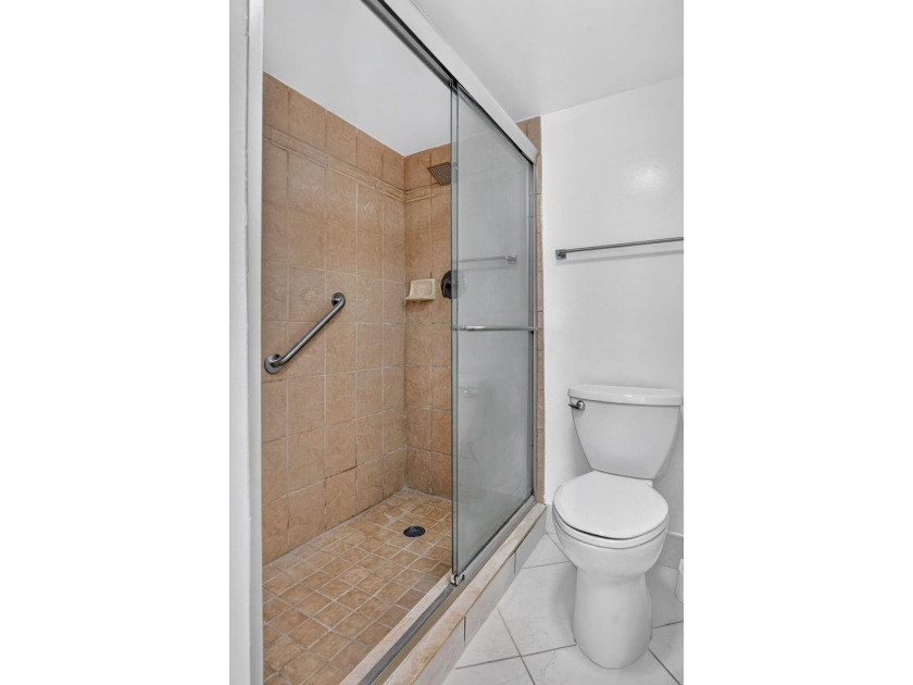 Light and Bright 2-bedroom, 2-bathroom condo on the 3rd floor - photo 17