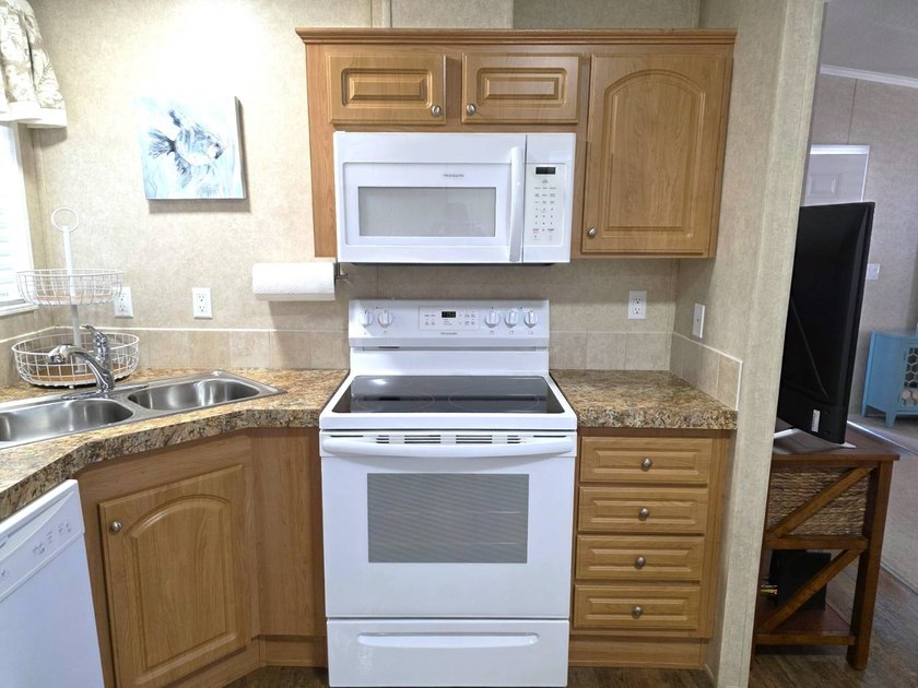 THIS HOME IS ON LEASED LAND WITH A MONTHLY LOT RENT OF $453 AND - photo 22