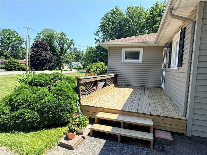 Welcome home to this beautifully maintained 3-bedroom, 2-bath - photo 3