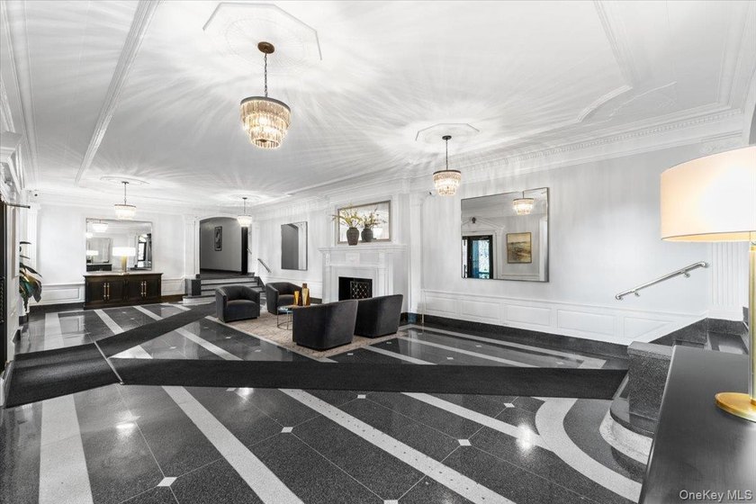 Location &amp; Luxury! Welcome to 'The Windsor' at 21 Barstow - one - photo 4