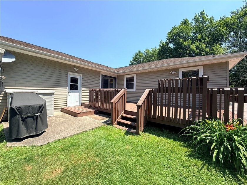 Welcome home to this beautifully maintained 3-bedroom, 2-bath - photo 7