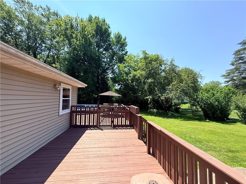 Welcome home to this beautifully maintained 3-bedroom, 2-bath - photo 8