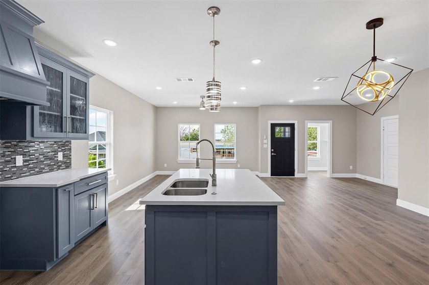 Step into this beautifully designed brand-new home in Comanche - photo 22