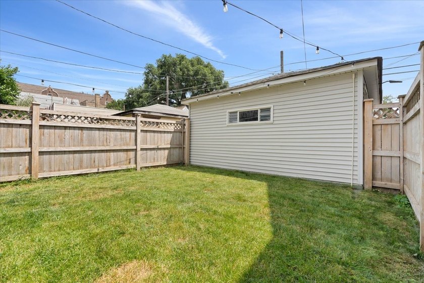 Tucked along a quiet, tree-lined street in the heart of Lakeview - photo 31