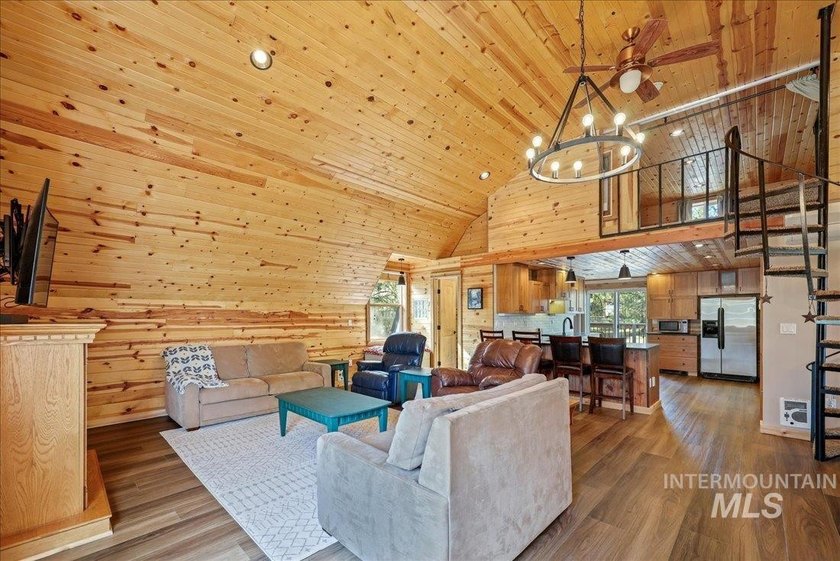 MOUNTAIN LIVING AT ITS BEST! Nestled on a beautifully wooded 1 - photo 4