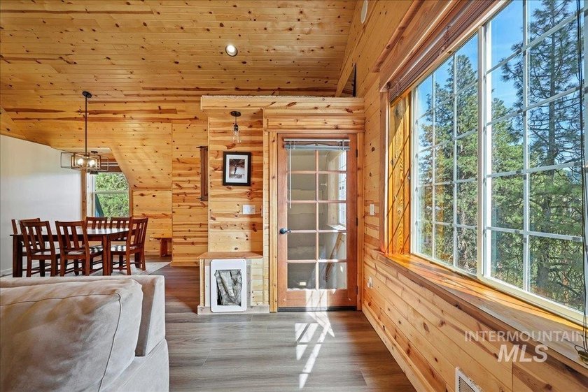 MOUNTAIN LIVING AT ITS BEST! Nestled on a beautifully wooded 1 - photo 5